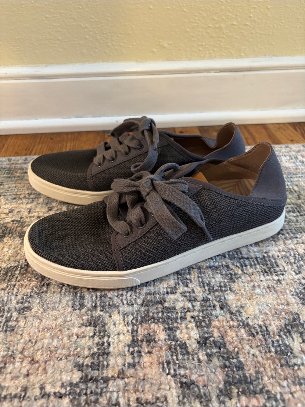 OluKai Pehuea Li Pavement sneakers gray size 7